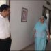 देखिऐ VIDEO कलेक्टर अपनी माँ को लेकर दफ़्तर आये, पौधा लगवाया