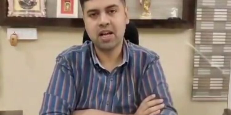 पीएम आवास की पहली किस्त लेकर 11 महिलाएं फरार देखे VIDEO