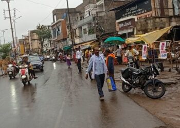 यातायात पुलिस का जन जागरुकता अभियान सफल   वाहन चालकों को यातायात पुलिस ने दी हिदायत