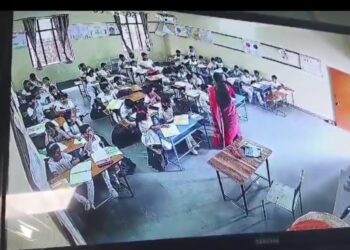 स्कूल में क्लास के दौरान अचानक गिरा चलता हुआ फैन, कक्षा तीसरी की छात्रा घायल,  VIDEO