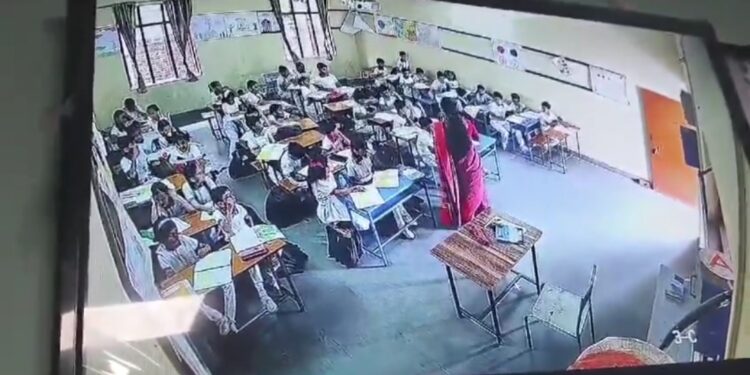 स्कूल में क्लास के दौरान अचानक गिरा चलता हुआ फैन, कक्षा तीसरी की छात्रा घायल,  VIDEO