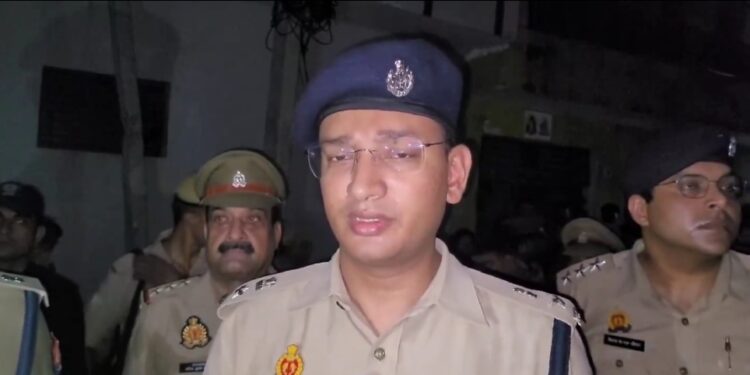 महिला थाने में तैनात एक महिला सिपाही शशि का शव उनके कमरे में लटका पाया गया। सुसाइड नोट भी बरामद हुआ VIDEO