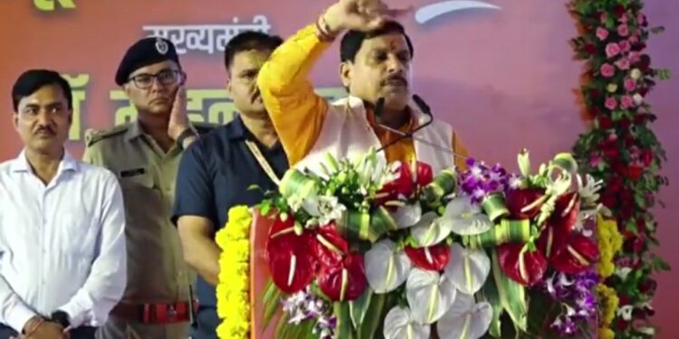 VIDEO 18 जुलाई से 45 दिन तक राजस्व महाअभियान के द्वारा किसानों के राजस्व से संबंधित सभी लंबित प्रकरणों का निराकरण किया जाएगा।   हमारी सरकार किसानों को सभी सुविधाएं उपलब्ध करा रही है : CM