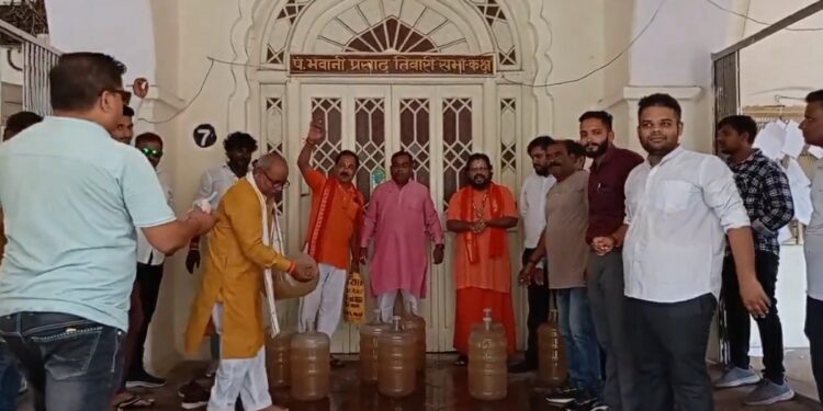 जबलपुर नगर निगम सदन में दिग्विजय सिंह के जाने से नाराज हुए बीजेपी पार्षद.नगर निगम सदन को गंगा और नर्मदा जल से किया शुद्ध.