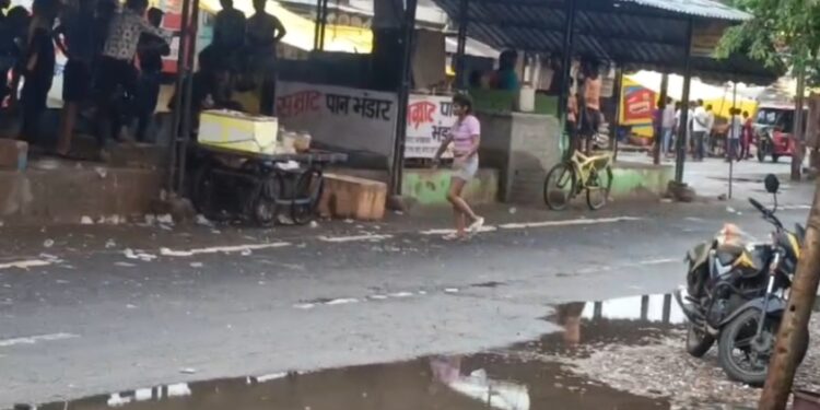 शराब के नशे में युवती का हाई वोल्टेज ड्रामा देखे वायरल VIDEO