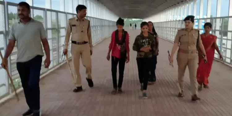 महिला थाना प्रभारी रश्मि सोनकर ने स्टाफ के साथ यहां जाकर पेट्रोलिंग की  लड़को को समझाइश दी गई