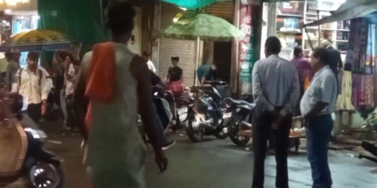 सुभाष चौक शराब दुकान के बाहर कुछ पारधी युवक शराब पीकर कर रहे थे हंगामा,आम लोग हो रहे थे परेशान पुलिस आते ही भागे पुलिस के जाते ही फिर करने लगे हँगामा मोटर साइकिल चालको को रोककर रहे थे परेशान