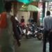 सुभाष चौक शराब दुकान के बाहर कुछ पारधी युवक शराब पीकर कर रहे थे हंगामा,आम लोग हो रहे थे परेशान पुलिस आते ही भागे पुलिस के जाते ही फिर करने लगे हँगामा मोटर साइकिल चालको को रोककर रहे थे परेशान