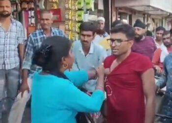 गुस्साई धर्म पत्नि ने पति को जमकर पीटा बीच बजार में वायरल VIDEO देखे