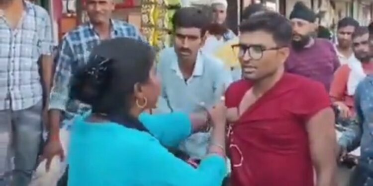 गुस्साई धर्म पत्नि ने पति को जमकर पीटा बीच बजार में वायरल VIDEO देखे