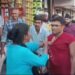 गुस्साई धर्म पत्नि ने पति को जमकर पीटा बीच बजार में वायरल VIDEO देखे