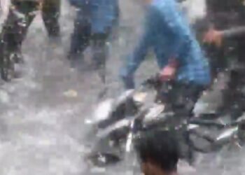 हुड़दंगियों ने बाइक से आ रही महिला को गिराया देखिऐ VIDEO