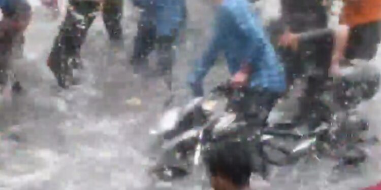 हुड़दंगियों ने बाइक से आ रही महिला को गिराया देखिऐ VIDEO