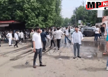 भोपाल नर्सिंग घोटाले को लेकर CM हाउस का घेराव करने जा रहे NSUI कार्यकर्ताओं पर लाठी चार्ज, PCC चीफ जीतू पटवारी समेत लगभग 200 कार्यकर्ता गिरफ्तार, देखें VIDEO