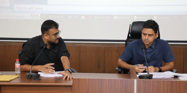 कलेक्टर श्री यादव ने की जल जीवन मिशन के कार्याे की समीक्षा  गुणवत्तापूर्ण कार्य नहीं करने वाले ठेकेदारों के विरूद्ध दर्ज करायें एफ.आई.आर