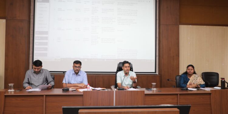 समय-सीमा बैठक में अधिकारी विभागीय अद्यतन जानकारी के साथ आएं – कलेक्टर श्री यादव  कलेक्टर ने अधिकारियों को दिए निर्देश