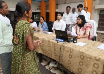 जनसुनवाई कलेक्टर श्रीमती शीतला पटले को अपनी समस्यायें बताई और आवेदन दिये।