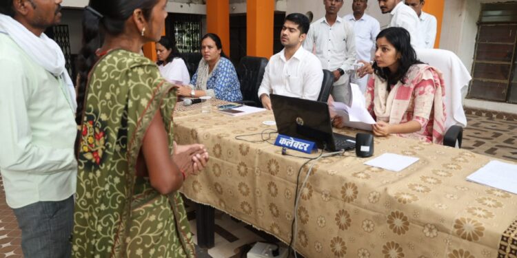 जनसुनवाई कलेक्टर श्रीमती शीतला पटले को अपनी समस्यायें बताई और आवेदन दिये।