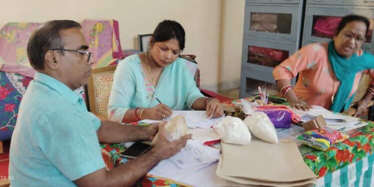 कलेक्टर दिलीप कुमार यादव के निर्देशानुसार   खाद्य सुरक्षा दल ने किया छात्रावासों के किचन और स्टोर की जांच   गेहूं -चावल की गुणवत्ता साफ-सुथरी नहीं मिली