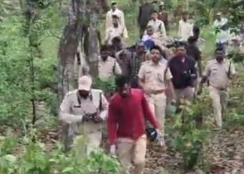 धमोखर बफर परिक्षेत्र के जंगल से शनिवार को बाघिन का किया गया रेस्क्यू, देखे VIDEO