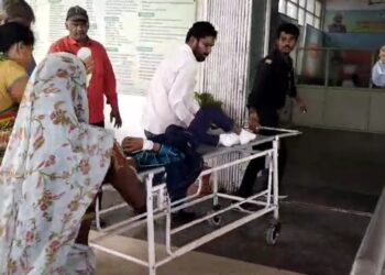 हाई टेंशन लाईन से टकरायें झन्डे के पाइप कावड़ यात्रा के दौरान तीन बच्चों को लगा करंट देखे VIDEO