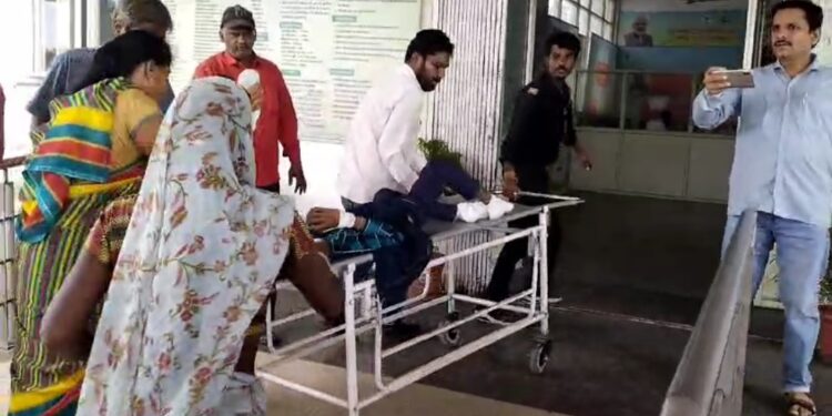 हाई टेंशन लाईन से टकरायें झन्डे के पाइप कावड़ यात्रा के दौरान तीन बच्चों को लगा करंट देखे VIDEO