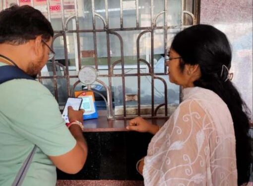 अब टिकट खरीदने नकदी की जरूरत नहीं: रतलाम मंडल के सभी स्टेशनों पर QR कोड की सुविधा, अब तक 20.23 लाख से अधिक का लेनदेन दर्ज