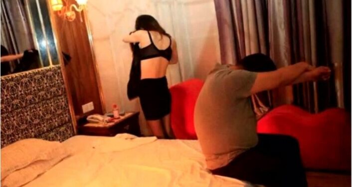 चोरो की तलाश में पुलिस ने दबिश दी तो कमरों में होता मिला गंदा काम.. आपत्तिजनक हालत में मिले कपल