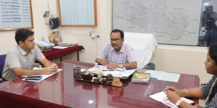 राजस्व महाअभियान – 2.0  संभागायुक्त श्री वर्मा ने किया दो तहसील कार्यालयों का निरीक्षण  स्लीमनाबाद में ई- केवायसी और नक्शा तरमीम कार्य में वांछित प्रगति नहीं होने पर जताई नाराजगी