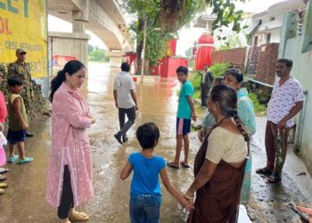 कलेक्टर ने किया नर्मदा घाटों तथा निचली बस्तियों का निरीक्षण  सुरक्षा तथा राहत शिविर के संबंध में दिए आवश्यक निर्देश