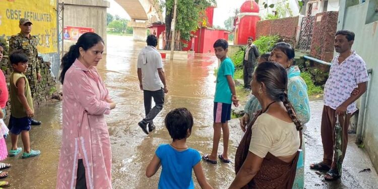 कलेक्टर ने किया नर्मदा घाटों तथा निचली बस्तियों का निरीक्षण सुरक्षा तथा राहत शिविर के संबंध में दिए आवश्यक निर्देश