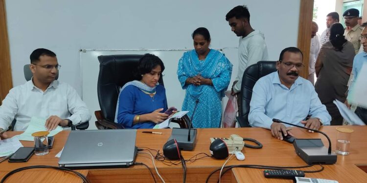 कलेक्टर सुश्री संस्कृति जैन की अध्यक्षता में आयोजित हुई जिलास्तरीय जनसुनवाई