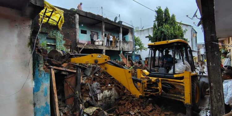 कलेक्‍टर श्रीमती शीतला पटले के निर्देश पर जिले में जनहानि की आशंका को दृष्टिगत रखते हुये जर्जर भवनों, दीवार, बाउंड्रीवाल आदि संरचनाओं को गिराने व हटाने की कार्यवाही जारी