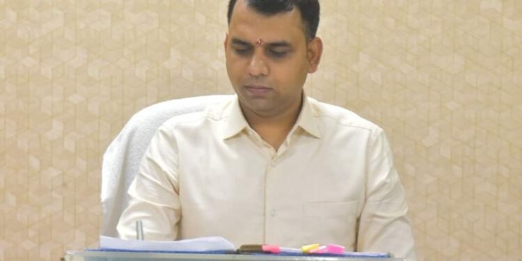 कलेक्टर श्री सोमेश मिश्रा ने पदभार ग्रहण किया
