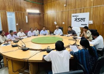 सीएम हेल्पलाइन की प्रकरणों का सर्वोच्च प्राथमिकता से निराकरण करें- श्री मिश्रा  समीक्षा बैठक में कलेक्टर के निर्देश