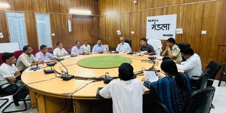 सीएम हेल्पलाइन की प्रकरणों का सर्वोच्च प्राथमिकता से निराकरण करें- श्री मिश्रा  समीक्षा बैठक में कलेक्टर के निर्देश