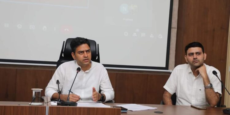 *सीएम हेल्पलाइन की नॉन अटेंडेंट शिकायतों पर 6 विभागों के अधिकारियों का कटेगा वेतन* *इनका कटेगा वेतन*