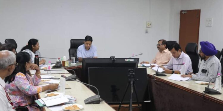 मान्यता प्राप्त राजनैतिक दलों की मौजूदगी मे संपन्न हुई मतदान केन्द्रों के युक्तियुक्तकरण संबंधी बैठक कलेक्टर एवं जिला निर्वाचन अधिकारी श्री यादव ने की बैठक की अध्यक्षता
