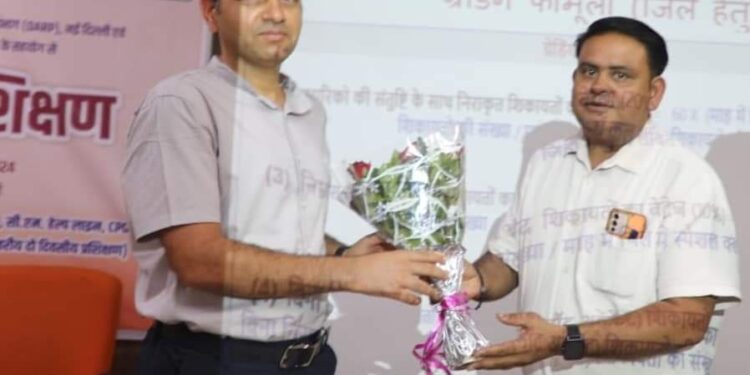 जवाबदेही और संवेदनशीलता के साथ, समय-सीमा मे करें शिकायतों का निराकरण कलेक्टर श्री यादव ने सेवोत्तम प्रशिक्षण कार्यक्रम मे पहुंचकर अधिकारियों को दिया मार्गदर्शन एल वन अधिकारियों को सीएम हेल्पलाइन और लोक सेवा गारंटी अधिनियम के संबध में दी गई विस्तृत जानकारी