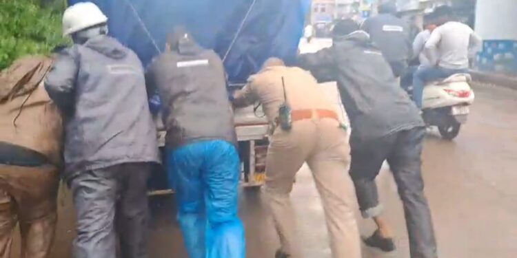 ट्राफिक पुलिस की मानवता फिर आई सामने जब एक आटो लोडर वाहन सागर पुलिया में जल भराव के बीच बंद हो कर फंस गया VIDEO