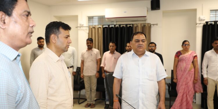 आयुक्त कार्यालय में राष्ट्र-गीत “वंदे-मातरम” एवं राष्ट्र-गान “जन-गण-मन” के सामूहिक गायन,से हुई माह के प्रथम कार्य दिवस की शुरुआत
