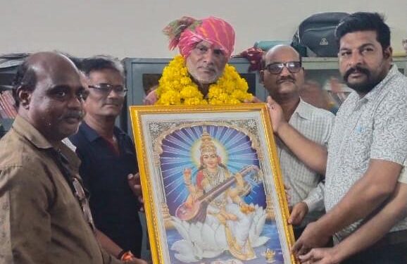 नगर पालिका के कर्मठ राजस्व कर्मचारी ओपी रावत हुए सेवानिवृत,सम्मान समारोह कर दी भावभीनी विदाई,भाजपा नेता पीयूष शर्मा ने ओपी रावत की प्रशंसा करते हुए दी विदाई..!