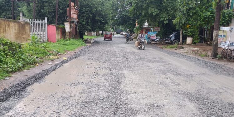 *पार्षद की पहल से वर्षो से बदहाल सड़क का हुआ उद्धार*