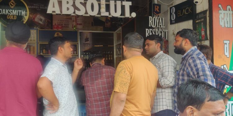 *निगम का डस्टबिन दस्तक अभियान प्रारंभ-प्रीति यादव* *गंदगी फैलाने पर शराब दुकान संचालकों और व्यपारियों के विरूद्ध की गई चालानी कार्रवाई – निगमायुक्त श्रीमती प्रीति यादव* *10 चालान कटे : 3 हजार स्पॉट फाइन लगाया-निगमायुक्त*