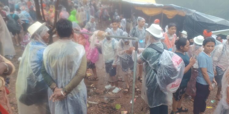 बारिश के बीच श्रद्धालुओं के बम भोले के जयकारों से गूंज रही है नागद्वारी की गुफा,दुर्गम रास्तों को पार करते हुए श्रद्धालु अपने इष्ट के दर्शन करने पहुंच रहे है