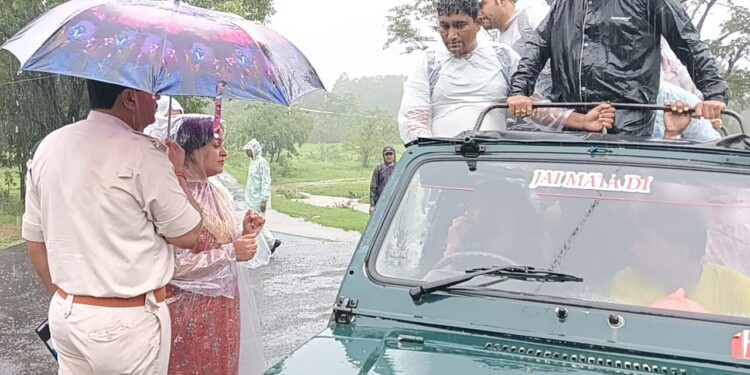 पचमढ़ी नागद्वारी मेले में जिप्सी चालकों की मनमानी,भर रहे ओवरलोड सवारियां.!आरटीओ निशा चौहान और ट्रैफिक डीएसपी संतोष कुमार मिश्रा की संयुक्त कार्यवाही से हड़कंप,काटे चालान..वीडियो