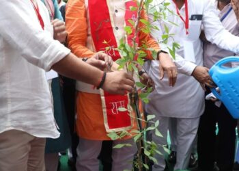 मुख्यमंत्री डॉ.मोहन यादव के साथ कालापीपल विधायक घनश्याम चंद्रवंशी ने लगाया(एक पेड़ मां के नाम)