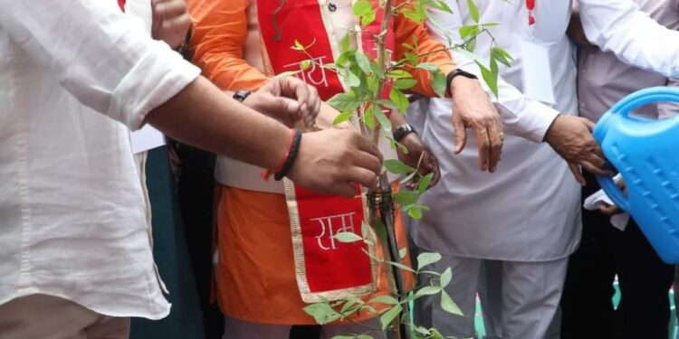 मुख्यमंत्री डॉ.मोहन यादव के साथ कालापीपल विधायक घनश्याम चंद्रवंशी ने लगाया(एक पेड़ मां के नाम)