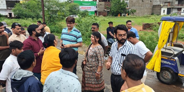 *कैलवारा फाटक गायत्री मंदिर में हनुमान मंदिर कुएँ में धँसने की घटना सुन महापौर प्रीति संजीव सूरी घटना स्थल पहुँच मौके का लिया जायज़ा*