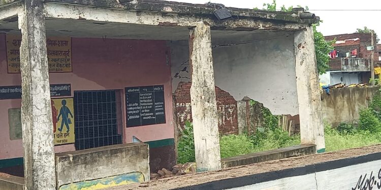 अवकाश होने के कारण बची स्कूली बच्चो की जान, काफी मर्तबा की गई थी शिकायत, ध्यान नही दिये जिला शिक्षा अधिकारी आखिर कार स्कूल की गिर गई दीवाल